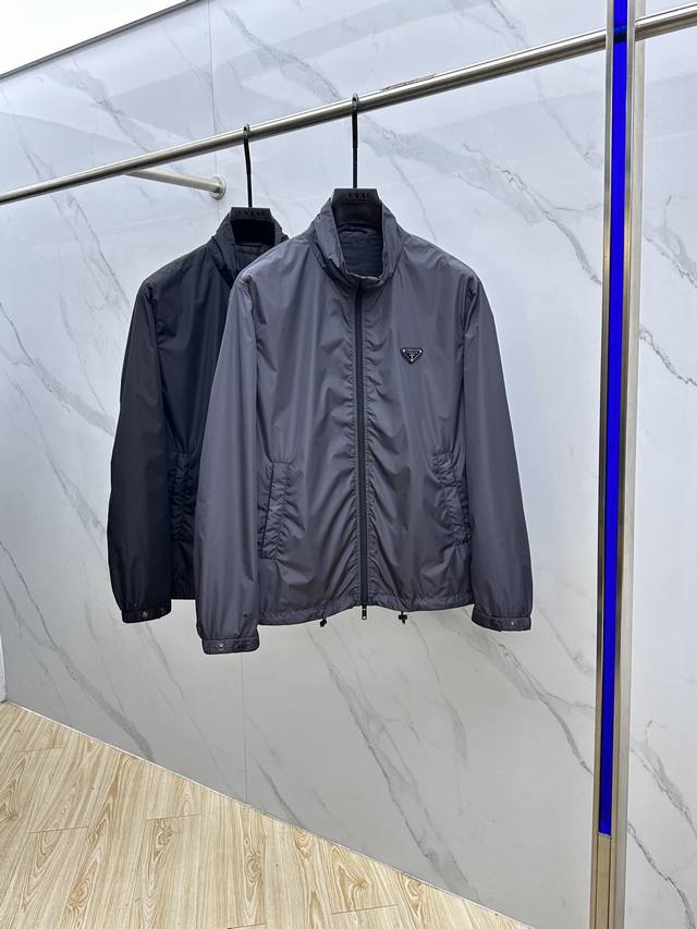 prad*普拉达 2025Ss秋冬新款p家立领夹克。经典设计感与颜值爆棚的外套，品质更是无法挑剔品控可以直接入手，不容过错的高端臻品！通过细节图片便可感受到它强