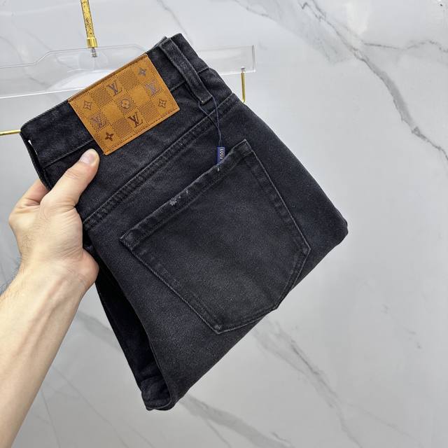 Lv路易威登 高端定制、2025秋冬最新款直阔腿筒牛仔裤 柜台同步发售 进口固色面料 微弹 原版定制复刻 客供五金辅料 原单品质 重工洗水 做工走线精细 上身绝
