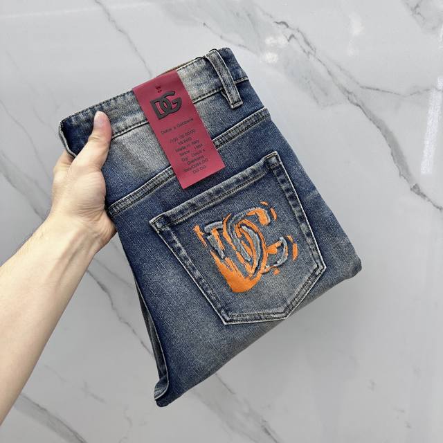 Dg*杜嘉班纳 高端定制、2025早春最新款牛仔裤 柜台同步发售 进口固色面料 原版定制复刻 客供五金辅料 原单品质 重工洗水 做工走线精细 上身绝佳！优选单品