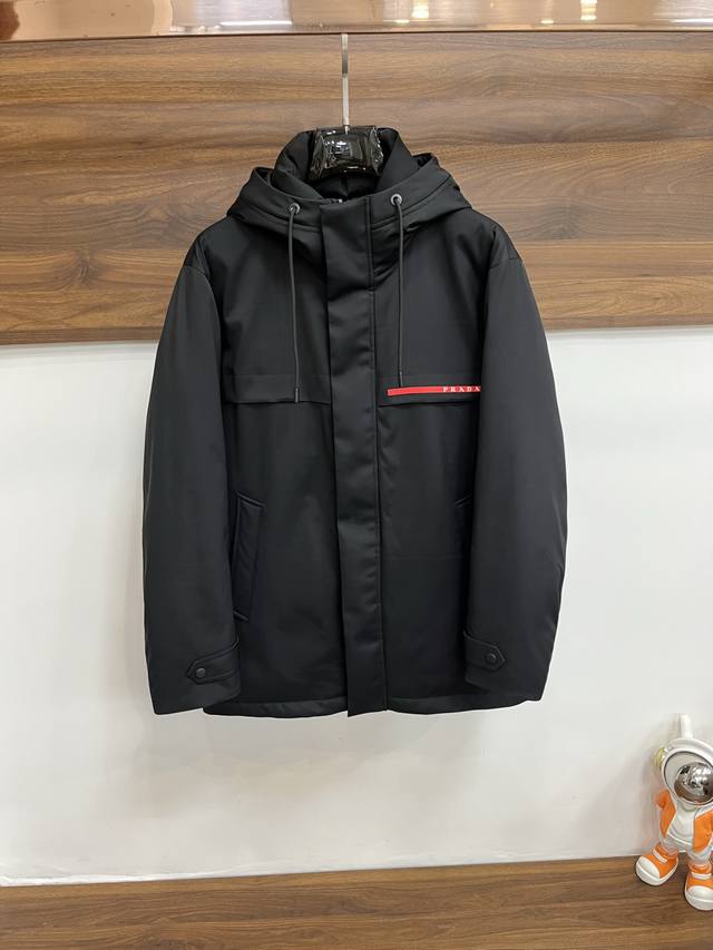 主推羽绒 prada 2025最新款时尚设计师款羽绒外套普拉达连帽中长款羽绒服，中长款连帽羽绒服，胸口红色胶条字母Logo，90#白鹅绒填充，处处细节显工艺足够