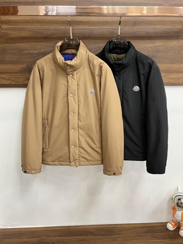主推羽绒 Moncler 2025最新款时尚设计师款羽绒外套蒙口立领羽绒服，冬季顶级轻奢羽绒服，爆款羽绒服，90#白鹅绒填充，胸口经典Logo处处细节显工艺足够