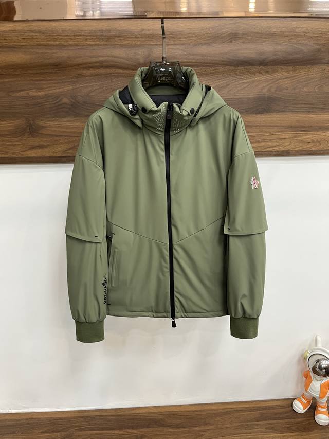 主推羽绒 Moncler 2025最新款时尚设计师款羽绒外套蒙口连帽羽绒服，冬季顶级轻奢羽绒服，爆款羽绒服，90#白鹅绒填充，处处细节显工艺足够的高级 结构性剪