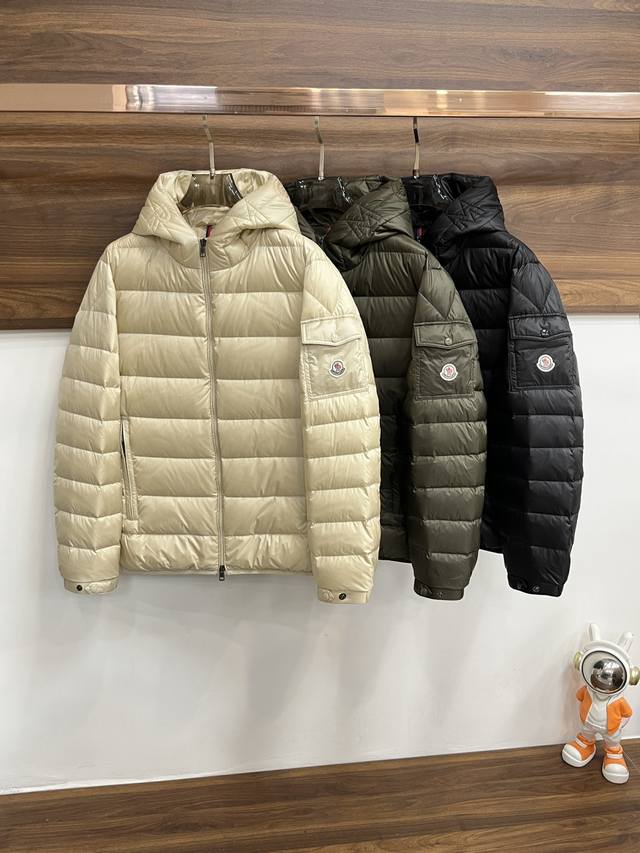 主推羽绒 Moncler 2025最新款时尚设计师款羽绒外套蒙口连帽羽绒服，冬季顶级轻奢羽绒服，爆款羽绒服，90#白鹅绒填充，处处细节显工艺足够的高级 结构性剪