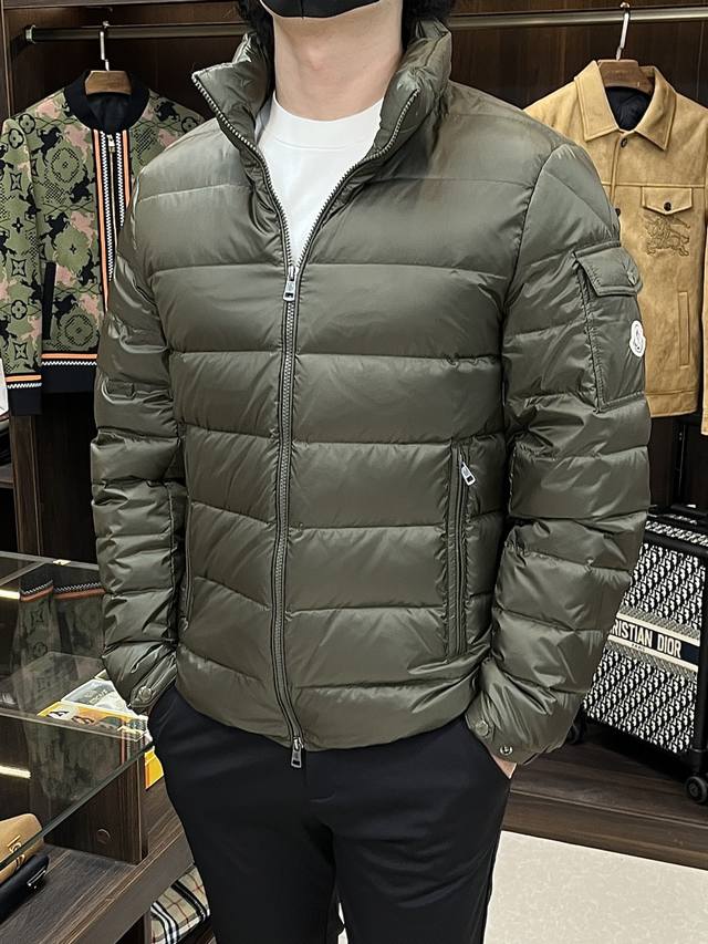 主推羽绒 Moncler 2025最新款时尚设计师款羽绒外套蒙口立领羽绒服，冬季顶级轻奢羽绒服，爆款羽绒服，90#白鹅绒填充，处处细节显工艺足够的高级 结构性剪