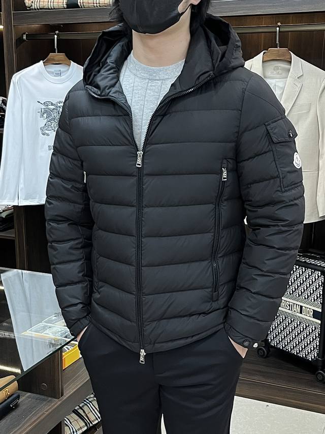 主推羽绒 Moncler 2025最新款时尚设计师款羽绒外套蒙口连帽羽绒服，冬季顶级轻奢羽绒服，爆款羽绒服，90#白鹅绒填充，胸口经典Logo处处细节显工艺足够