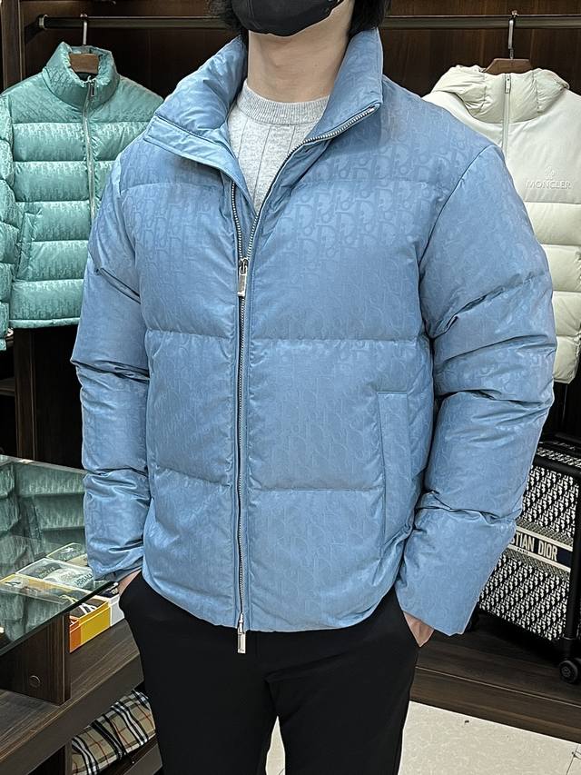 主推羽绒 Dior 2025最新款时尚设计师款羽绒外套迪奥立领羽绒服，冬季顶级轻奢羽绒服，爆款羽绒服，90#白鹅绒填充，处处细节显工艺足够的高级 结构性剪裁的设