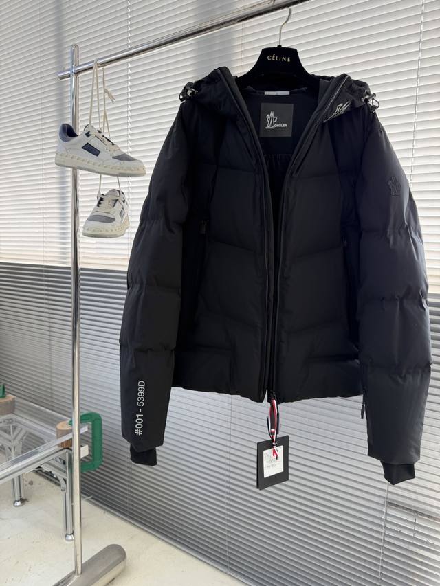 Mon Grenoble Arcesaz短款羽绒服，专为滑雪等户外运动设计，科技尼龙面料防风防水，四向弹力面料让活动更自如计。可调节兜帽+防雪衬里，轻松应对恶劣