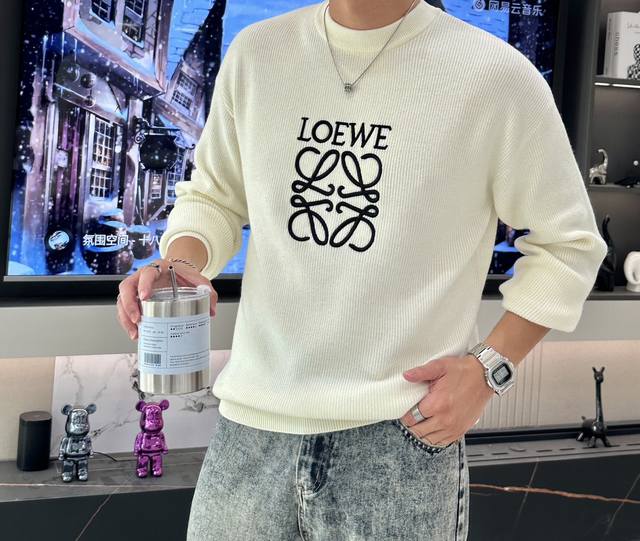 Loewe 22毛衣 2025秋冬最新系列，专柜1:1顶级复刻，顶级版本！厚薄适中，可以穿一整个冬天 潮人必备单品！懂货的老铁赶紧下手 面料：100%羊毛 尺码