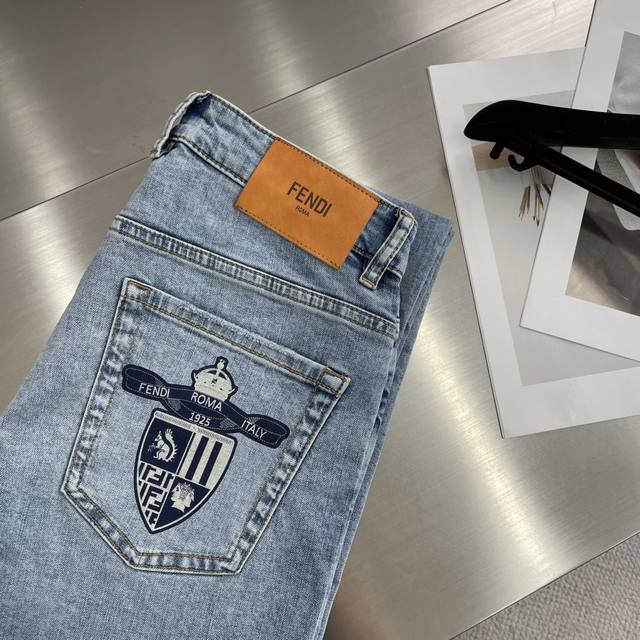 秋冬 -Fend 2025早春最新款小直筒牛仔裤 柜台同步发售 进口固色面料 微弹 原版定制复刻 客供五金辅料 原单品质 重工洗水 做工走线精细 上身绝佳！优选