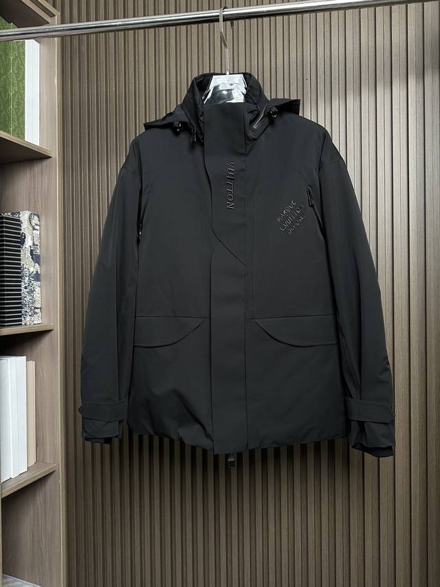 Lv驴牌25Fw秋冬户外连帽羽绒冲锋衣 进口面料 防风保暖 定制五金 细节满满 上身舒适且立挺有型 码数48-56Jb16