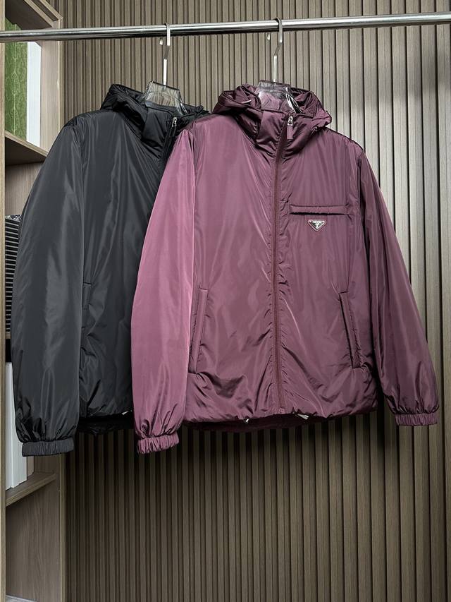 prada25Fw秋冬新款普拉达可卸式束绳兜帽再生尼龙羽绒服梅西同款 进口面料 定制五金 简约时尚 适配商务、休闲等多种场合 明星同款 专柜同步 颜色：黑，紫红