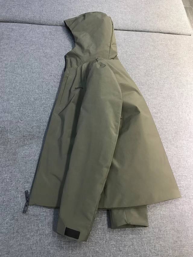 新品-Ez家族男士商务休闲户外功能性白鹅绒连帽羽绒服外套，香港洋行渠道货，纯正血统品质，高端意大利原厂出品，25年F W秋冬新款，高端一线成衣系列！！ 作为Ez