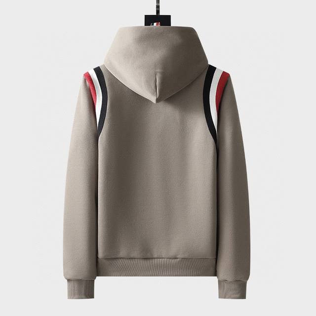 Tb汤姆布朗、Fw套头连帽卫衣款轻便式羽绒服。一改常规羽绒服款式，采用卫衣款式的雏形，进行大改良，又具有羽绒的保暖性。是一款有型有温度的轻便羽绒服。定制90白鸭