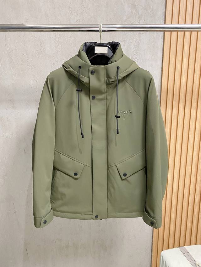 羽绒服- prada普拉达独家专供秋冬新款连帽羽绒服 贸易公司渠道稀出，降温天气必备的保暖单品。不论是日常还是户外运动都能穿。耐磨防刮易打理，内里配置90%欧标