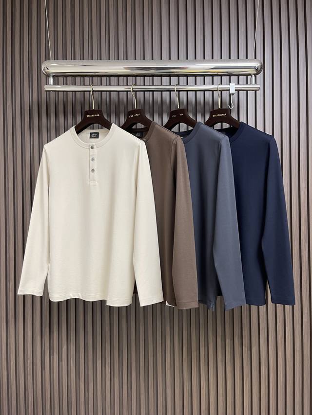 Brioni布莱奥尼 亨利领男士长袖T恤 看似简约的设计 越考验工艺与面料的结合，对技术以及工厂p设备 要求很高 两种天然成分以黄金配比既有羊毛的温润软糯 又有
