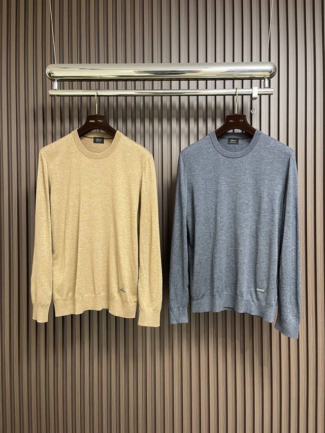 Brioni 2025Ss圆领针织长袖毛衣，高端奢华且白金级的一款经典基础款针织。通体的设计完美融合意式美学，且传承了Bri家族的基因，走极简主义的路线，亦庄亦