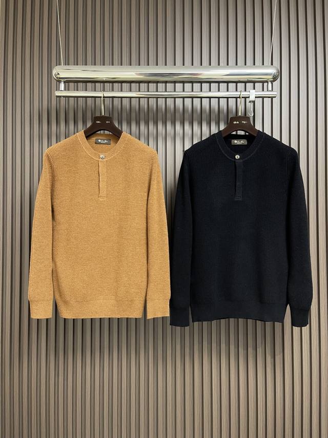 Lp Loropiana 亨利领纽扣长袖针织毛衣，选用100％优质长绒棉精制而成，采用德国进口6.2针型元宝针工艺编织，确保织物纹理清晰、质地紧密。面料经过专业