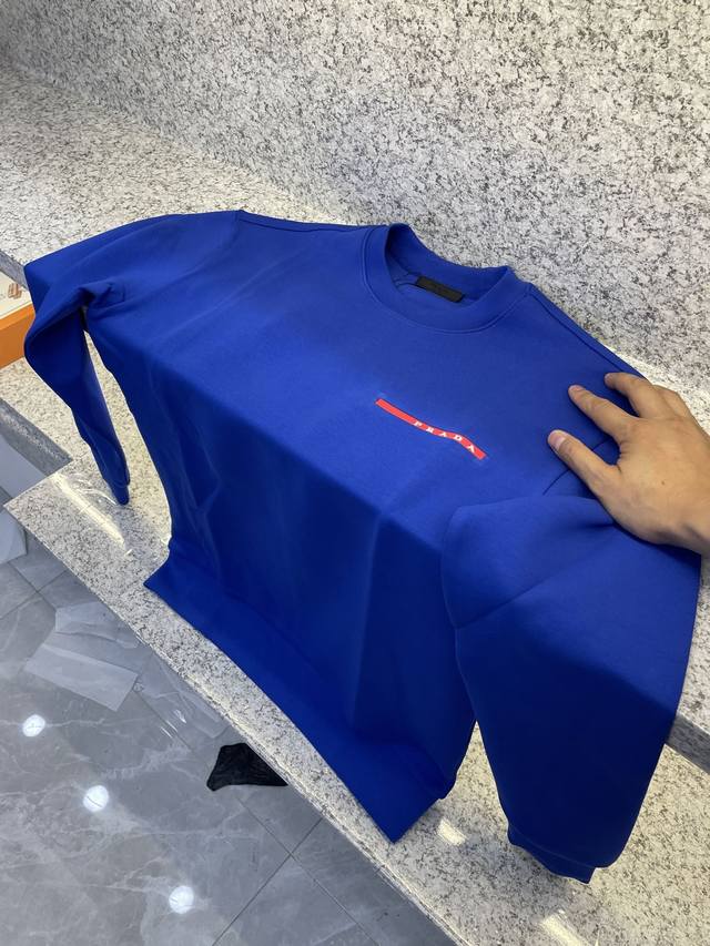 prad普拉哒秋冬男装专柜官网新品5色 空气层订制面料男士圆领卫衣正面饰有经典图标刺绣元素设计诠释品牌精髓，采用380克重纯棉卫衣面料制成，柔软垂顺，舒适透气、
