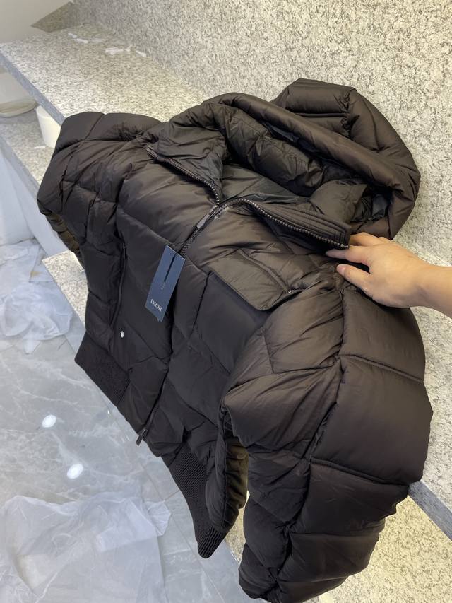 Dior迪澳 高版本高端抗寒佳品 X25秋冬新品发布系列官网2万加原版售卖首发 羽绒服外套最新款亮光羽绒出货柜上同步面料及辅料全部订制 质感超强，内里填充新国标