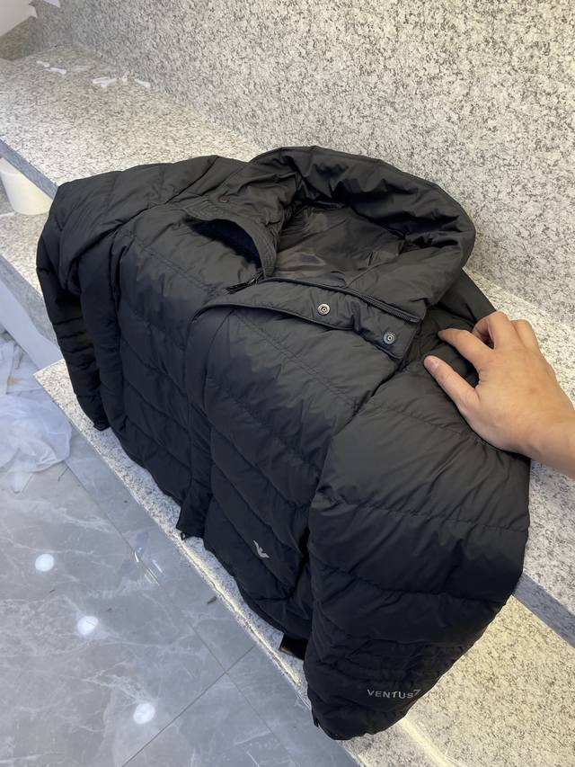 Ea阿玛尼 高版本高端抗寒佳品 X25秋冬新品发布系列官网首发 羽绒服外套最新款亮光羽绒出货柜上同步面料及辅料全部订制 质感超强，内里填充新国标95白鸭绒，蓬松