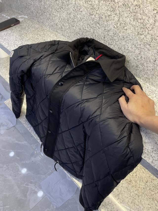 Mc盟扣莱高版本高端抗寒佳品 X25秋冬新品发布系列官网首发 羽绒服外套最新款亮光羽绒出货柜上同步面料及辅料全部订制 质感超强，内里填充新国标95白鸭绒，蓬松感