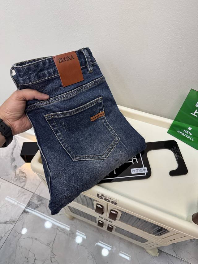 Zegni杰尼娅Ss25Z家专柜秋冬爆款推荐 热卖牛仔裤柔软亲肤面料 奢华头层牛皮腰牌 经典蓝洗水 专柜限量款 奢华感订制面料 工艺+洗水外贸品质感细节处理满满