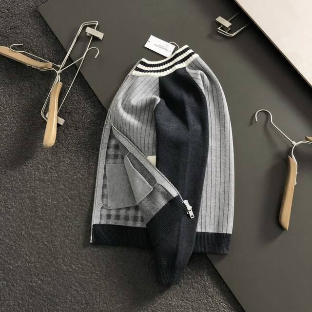 Tb*合身版型M-Xxxl 2025秋冬潮牌针织外套，以米灰色层次变化撞色为主调，巧妙融入格子元素，几何提花打破传统针织衫单调感，彰显个性与不羁。立体剪裁贴合身