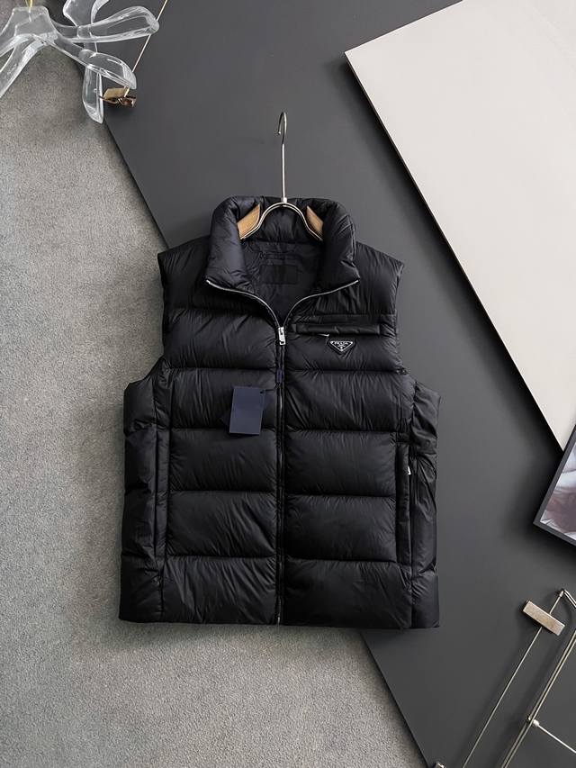 prad*鹅绒马甲* 2025秋冬新款羽绒服 原版经典男士外套 全进口原版定制欢迎专柜对比，面料质感高档细腻，版型完美，里面采用品牌经典的复古格纹，袖子工装口袋