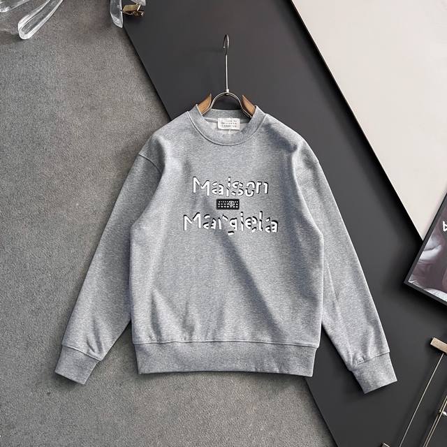 Mm6*独家定制。 15年专业卫衣，无论是面料上还是版型上都是完美越级，精美工艺圆领款，独家特制纯棉410克面料升级水洗大毛圈、柔软贴身科技面料，定制原版螺纹，