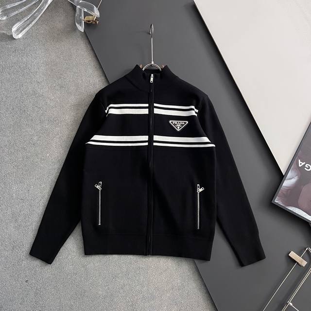 prad、秋冬新款男女同款高克重针织羊毛开衫，配色标识条纹工艺设计！钩织标识条纹修饰，设计经典配色钩织设计！面料手感偏厚实，有一定的自重感，柔软绵密的毛圈肌理，