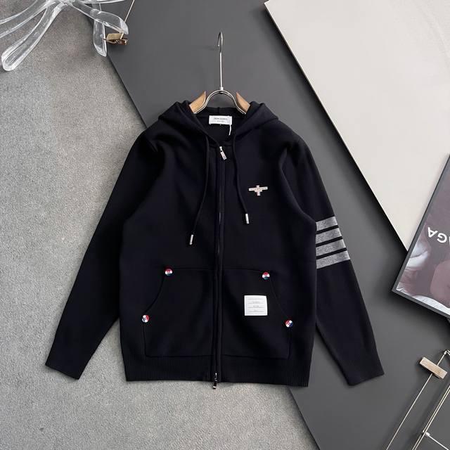 Tb、秋冬新款男女同款高克重针织羊毛开衫，配色标识条纹工艺设计！钩织标识条纹修饰，设计经典配色钩织设计！面料手感偏厚实，有一定的自重感，柔软绵密的毛圈肌理，贴身