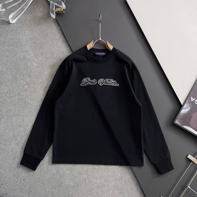 LV*，2025秋冬长T打底，时尚休闲圆领长袖T恤，极简风字母图案Logo，高定纯棉面料270克，简约时尚，上身舒适百搭，三标齐全，2色推荐，码数：S-3Xl