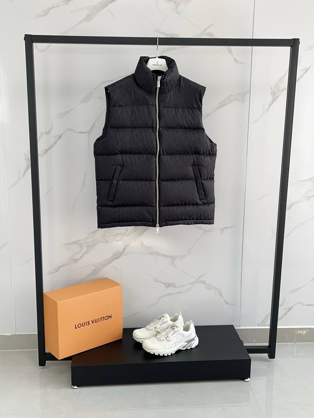 D**R一直是炫丽的高级女装的代名词。他选用高档的华丽、上乘的面料表现出耀眼、光彩夺目的华丽与高雅女装，倍受时装界关注。他继承着法国高级女装的传统，始终保持高级