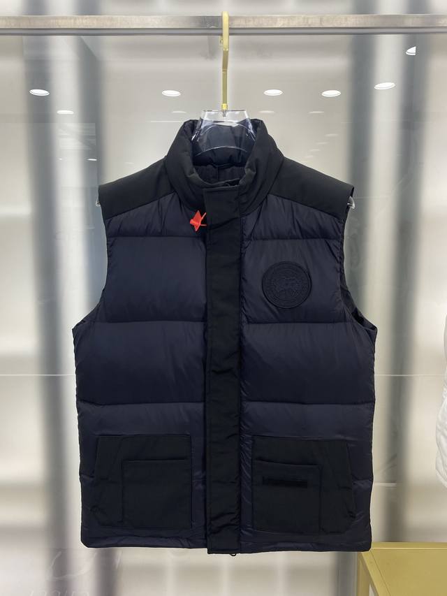 大鹅 paradigm系列Freestyle羽绒马甲 paradigm 系列 Freestyle 马甲采用两种面料重新构想了我们具有标志性的款式之一，打造出现代