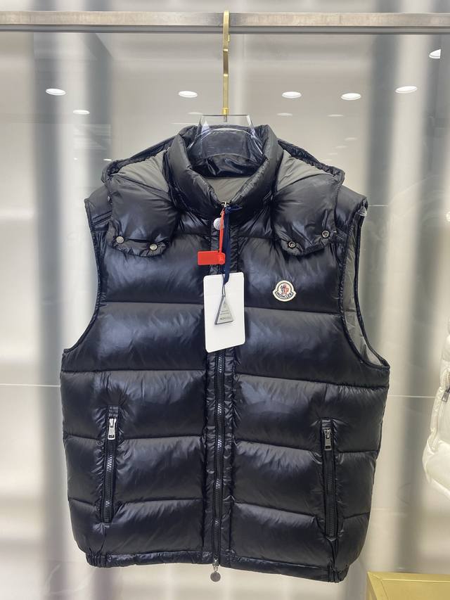 羽绒马甲Moncler Contrin男士羽绒可脱卸马甲 Contrin男士羽绒马甲专为日常保暖而设计，细节设计简洁实用。 Contrin羽绒马甲呈现流畅简约设