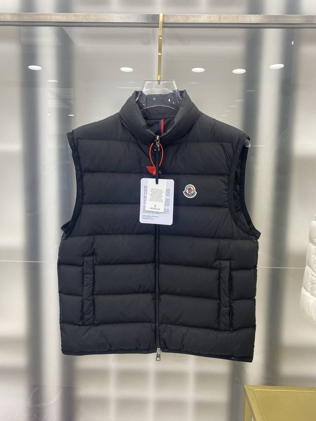 羽绒马甲Moncler Contrin男士羽绒立领马甲 Contrin男士羽绒马甲专为日常保暖而设计，细节设计简洁实用。 Contrin羽绒马甲呈现流畅简约设计