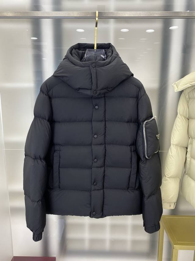 prad* 普拉达 25Fw 重工尼龙拉链羽绒服 填充物：90%白鸭绒 复杂性体现在“纯度”与“品质”的严格控制。“90%白鸭绒”意味着填充物中绒子的含量高达8