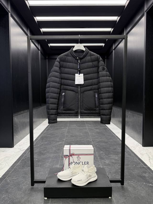 特级羽绒Moncler Maurienne轻商务纯色立领短款男士羽绒服夹克外套.原版购入开发.特级鹅绒填充. 出厂标配全套柜台礼盒包装. 原版飞机盒，原版购物袋