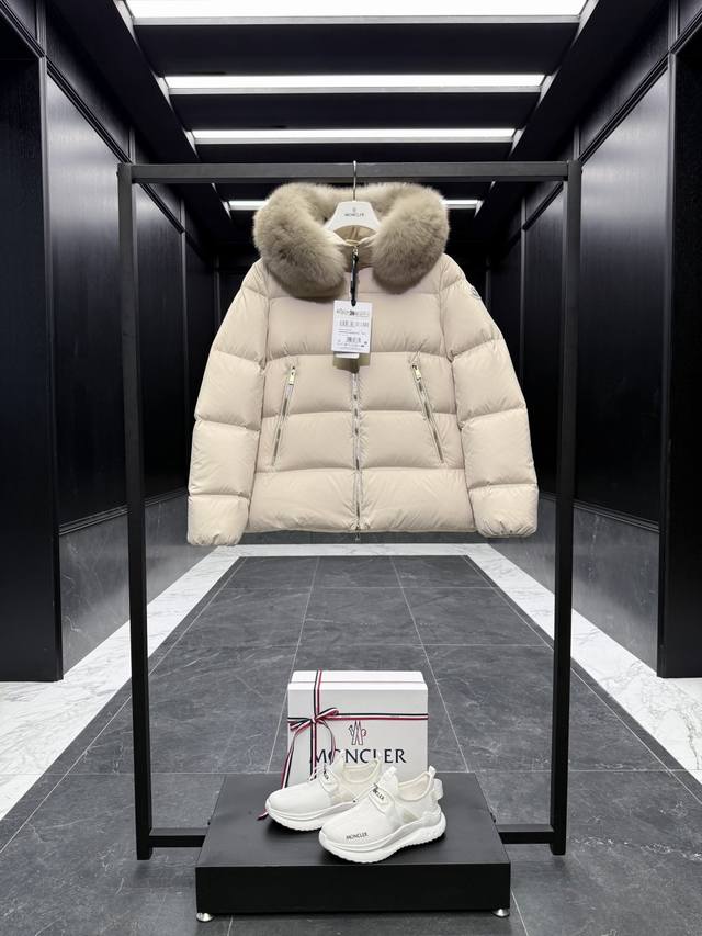 特级羽绒Moncler Laichefur连帽短款羽绒夹克外套.鹅绒填充.超大毛领. 原厂替换面料原厂配套五金.吊牌条码款号齐全,对应官网一致.吊牌内置Nfc电
