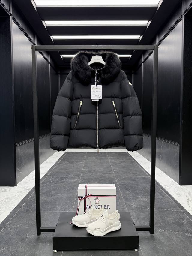特级羽绒Moncler Laichefur连帽短款羽绒夹克外套.鹅绒填充.超大毛领. 原厂替换面料原厂配套五金.吊牌条码款号齐全,对应官网一致.吊牌内置Nfc电