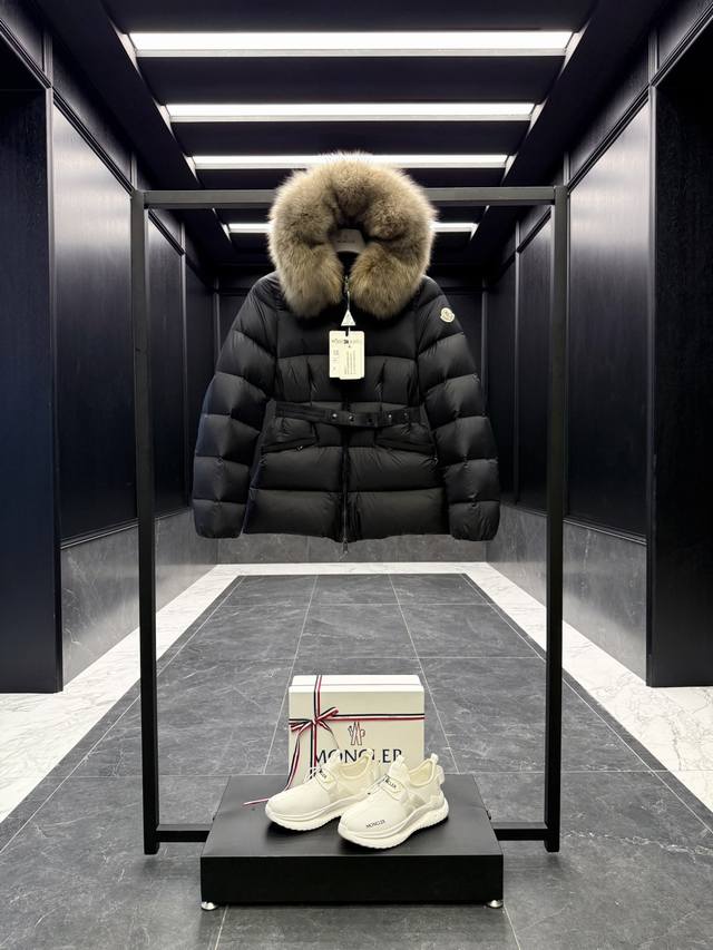 特级羽绒Moncler Boed女士短款羽绒服夹克外套 Boed女士羽绒夹克采用Longue Saison面料制成，点缀皮毛饰边，提供温暖呵护。 芬兰进口狐狸毛
