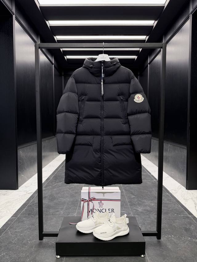 特级王炸Moncler Bosona中长款大号毛毡徽章羽绒外套.王炸爆款.男女上身都好看.135W+一吨的特级鹅颈绒填充.850+的10级蓬松度.别问填充多少克