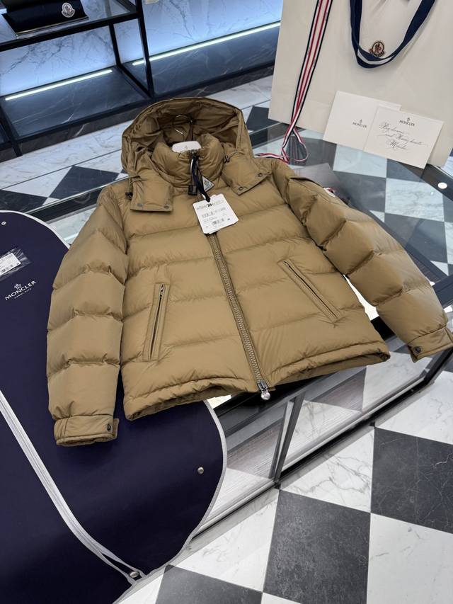 Moncler王牌经典,2025全新上市.Maya 全新科技尼龙 男士哑光短款羽绒夹克外套.限定卡其色.更多细节实拍.
