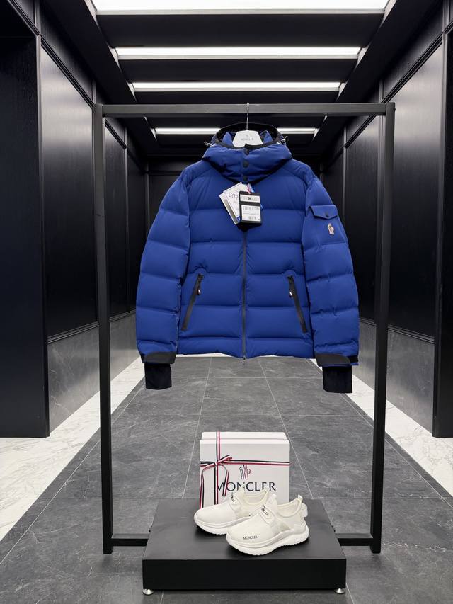 特级羽绒Moncler Montgetech 限定蓝色 高端男士短款羽绒夹克外套.柜台2W开外的高端单品.面料真是好的不要不要的.高端客必入单品.太漂亮这个配色