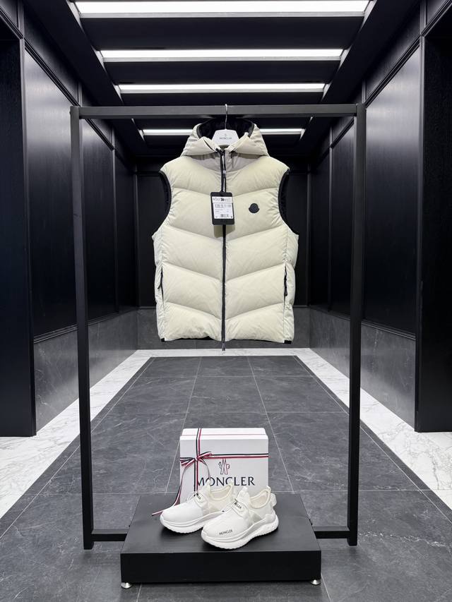 特级羽绒Moncler Guersac男士斜纹绗缝连帽羽绒马甲 连帽可脱卸,可变立领马甲 特级鹅绒填充原厂替换面料原厂配套五金. 出厂标配全套柜台礼盒包装. 原