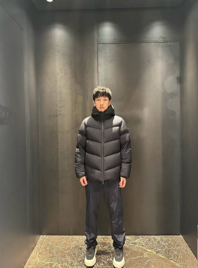 上身效果｜Moncler Forez 男士连帽短款羽绒夹克外套. 连帽可脱卸.可变立领夹克