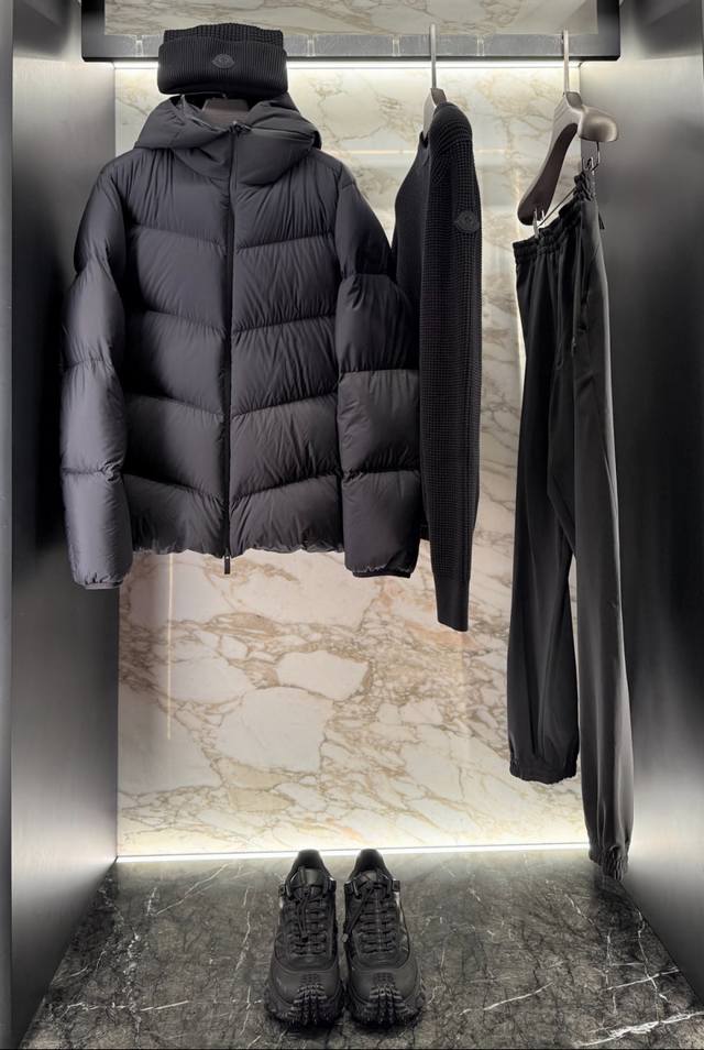 Moncler Forez 男士连帽短款羽绒夹克外套. 连帽可脱卸.可变立领夹克 柜台实拍参考.