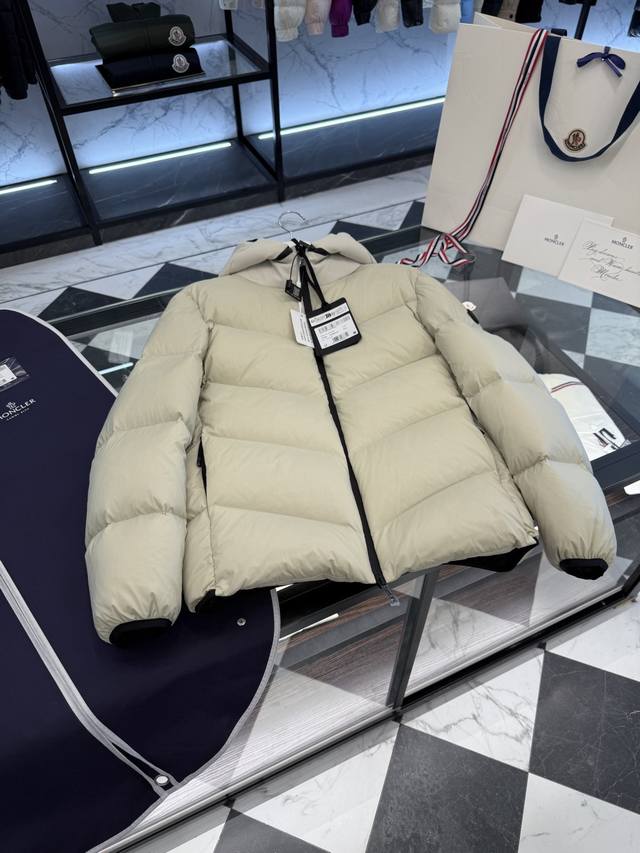 Moncler Forez 男士连帽短款羽绒夹克外套. 连帽可脱卸.可变立领夹克 更多细节实拍.