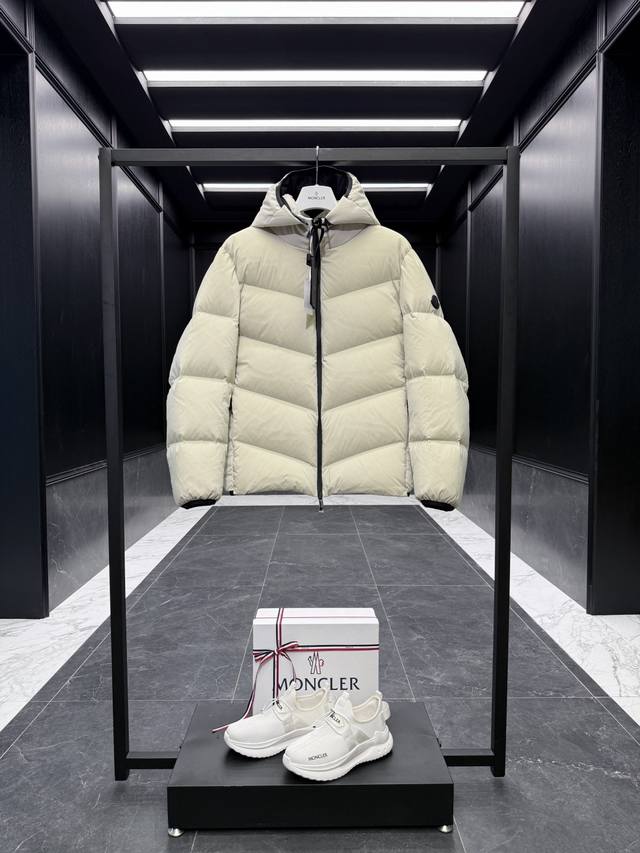特级羽绒Moncler Forez男士连帽短款羽绒夹克外套. 连帽可脱卸.可变立领夹克 特级鹅绒填充,原厂替换面料原厂配套五金. 出厂标配全套柜台礼盒包装. 原