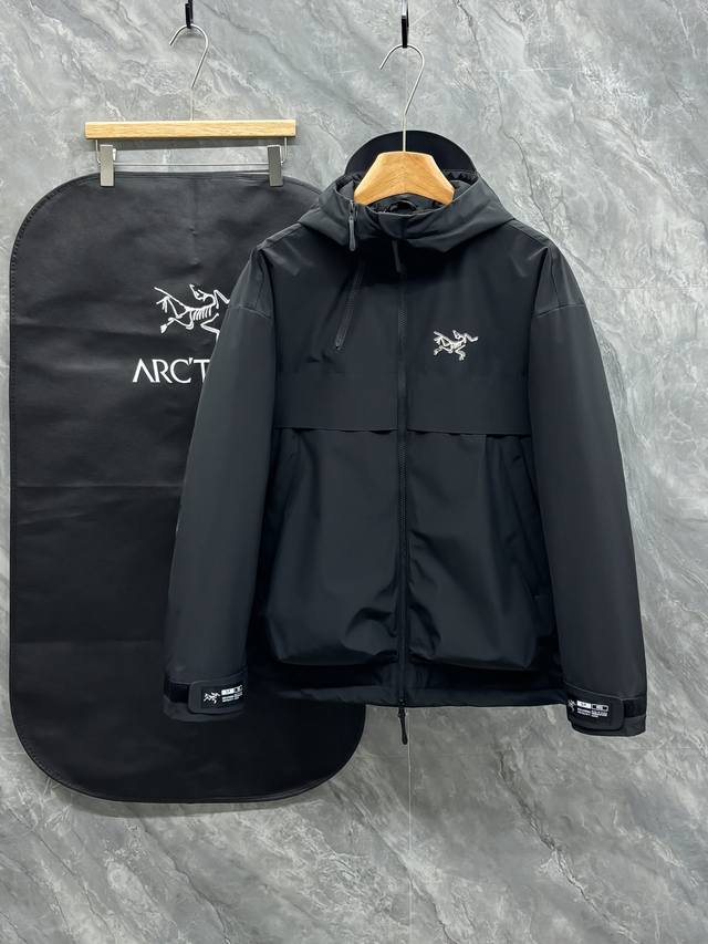 Arcter*X始*祖鸟 2025秋冬新款羽绒夹克外套，户外品牌可能大家第一想到的就是加拿大鹅、始祖鸟。给人一种标签试的感觉！除了在款式设计上颇有造诣之外，最明